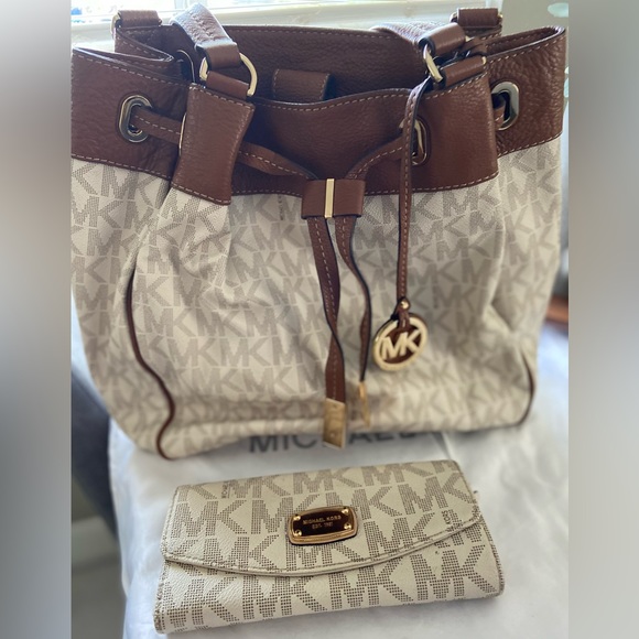Mickael Kors Drawstring Monogram Leather Tote Bag and Wallet Brown Cream - Picture 5 of 10